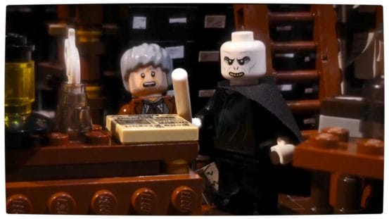 Vamers - Geekosphere - Fandom - LEGO Gandalf Shows Voldmort Who is Boss - He Who Shall Not Be Named