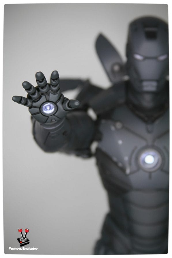 Vamers - Hot Toys - Limited Edition Collectible - Iron Man Mark III - SIlly Thing's TK Edition - MMS101 - Flaps Extended and Arc Reactor Engaged - Right Hand Close Up